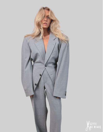 MINISM STUDIO I Upcycling: taliowany garnitur damski