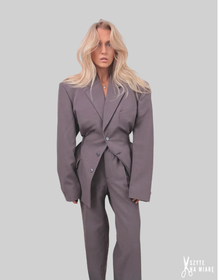 MINISM STUDIO I Upcycling: taliowany garnitur damski