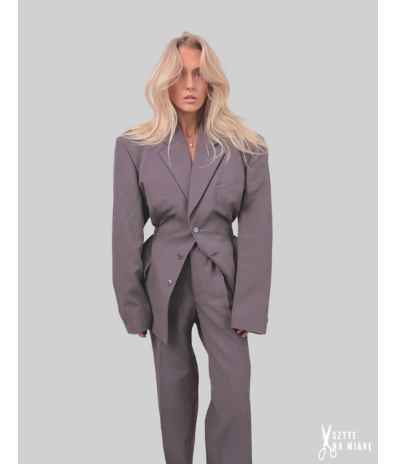 MINISM STUDIO I Upcycling: taliowany garnitur damski