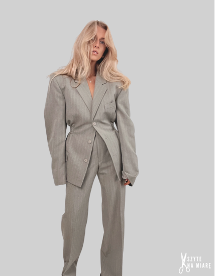 MINISM STUDIO I Upcycling: taliowany garnitur damski