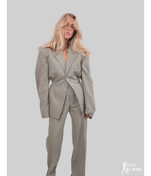 MINISM STUDIO I Upcycling: taliowany garnitur damski