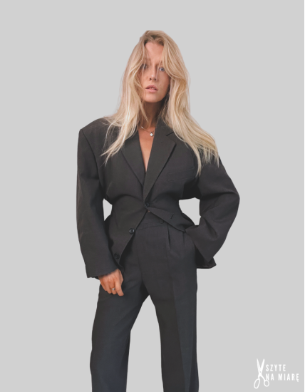 MINISM STUDIO I Upcycling: taliowany garnitur damski