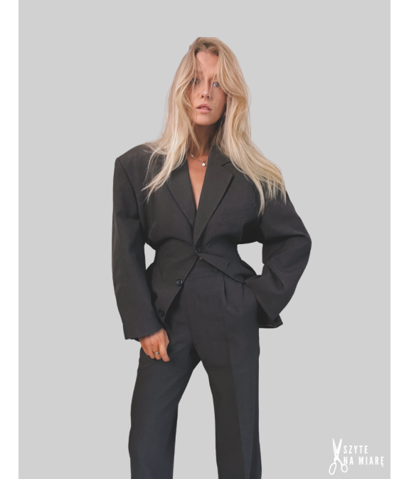 MINISM STUDIO I Upcycling: taliowany garnitur damski