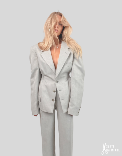 MINISM STUDIO I Upcycling: taliowany garnitur damski