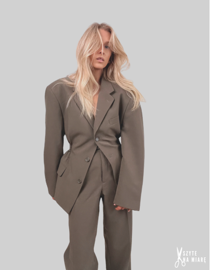 MINISM STUDIO I Upcycling: taliowany garnitur damski