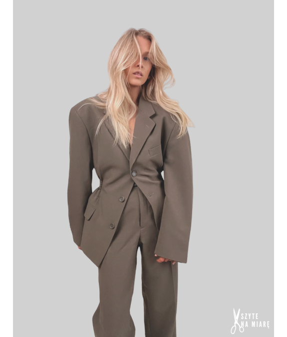 MINISM STUDIO I Upcycling: taliowany garnitur damski