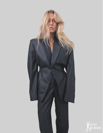 MINISM STUDIO I Upcycling: taliowany garnitur damski