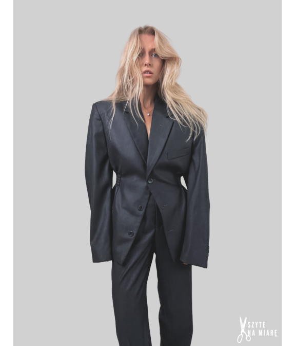 MINISM STUDIO I Upcycling: taliowany garnitur damski