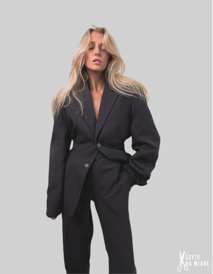 MINISM STUDIO I Upcycling: taliowany garnitur damski