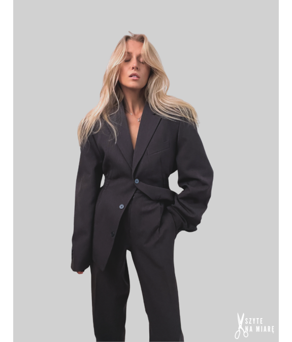 MINISM STUDIO I Upcycling: taliowany garnitur damski