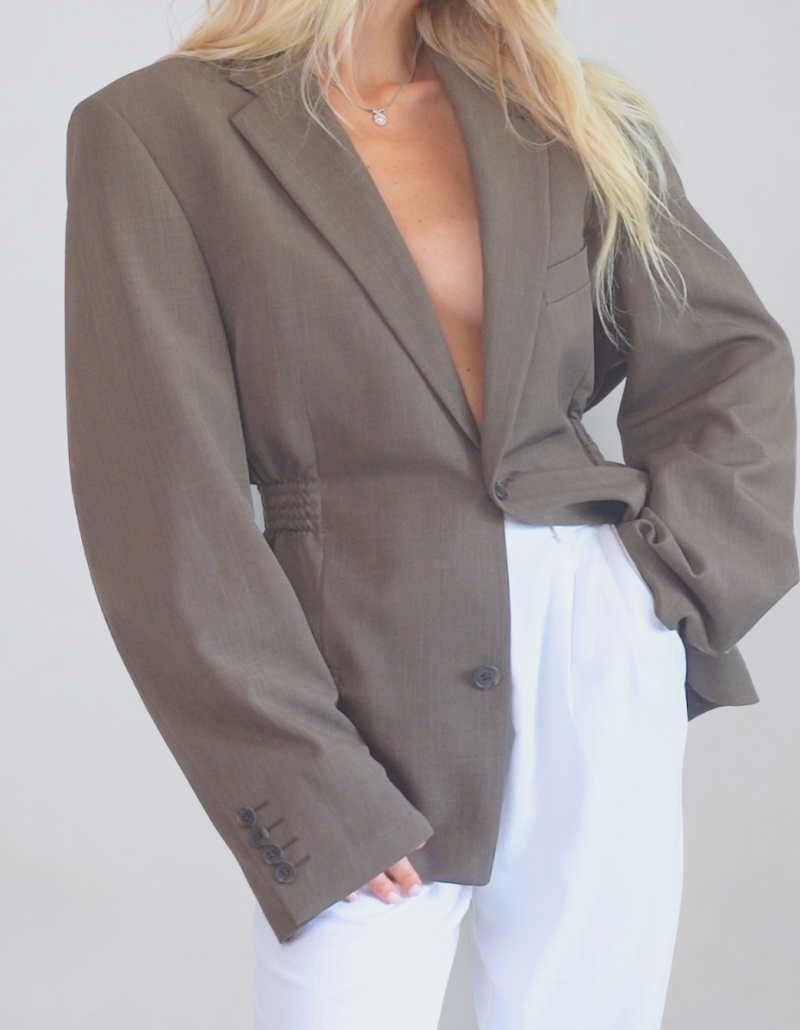 MINISM STUDIO I Upcycling: taliowana marynarka