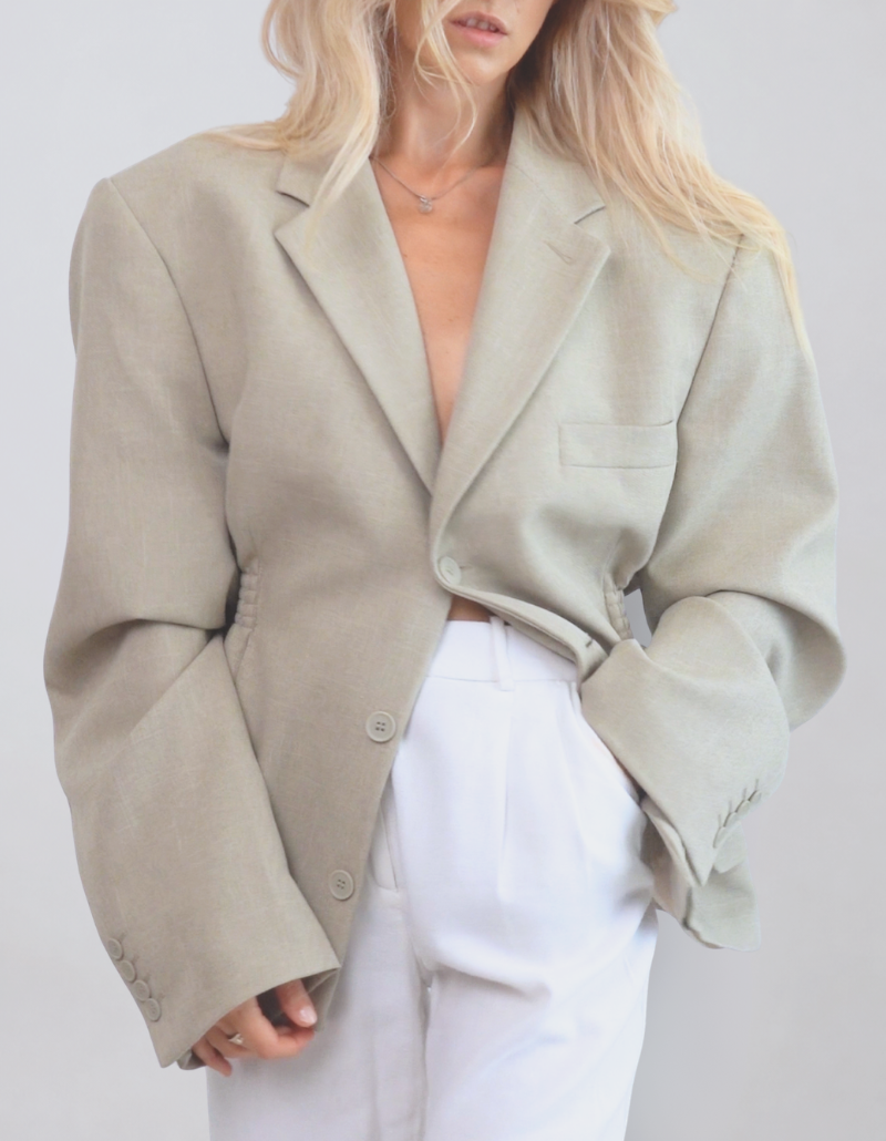 MINISM STUDIO I Upcycling: taliowana marynarka