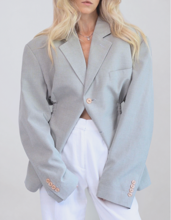 MINISM STUDIO I Upcycling: taliowana marynarka